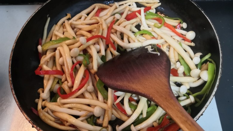 素炒白玉菇,再次翻炒均匀,即可关火