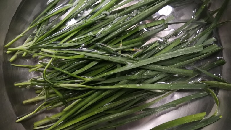 韭菜炒千张,韭菜,摘去黄叶,放入水中,搓洗干净