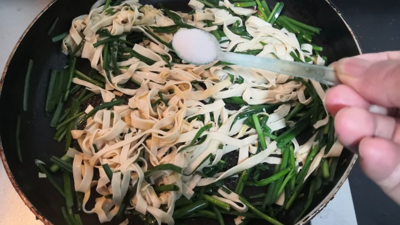 韭菜炒千张,韭菜回软后,加入盐