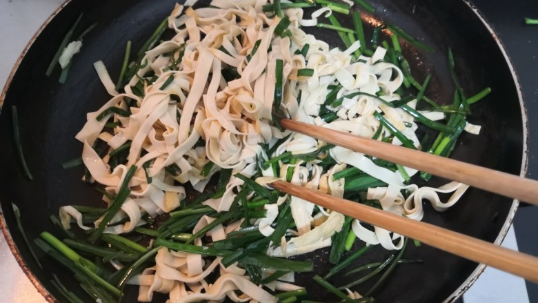 韭菜炒千张,再次翻炒均匀,即可关火