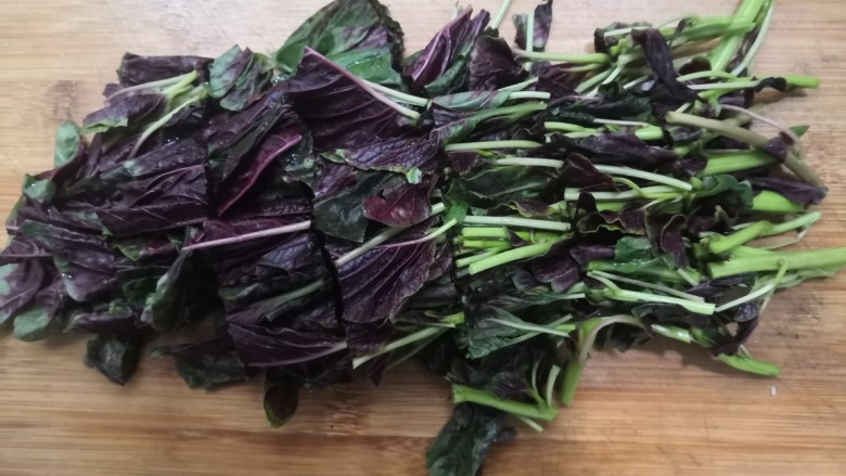 苋菜豆腐汤,把苋菜,切成小段,备用
