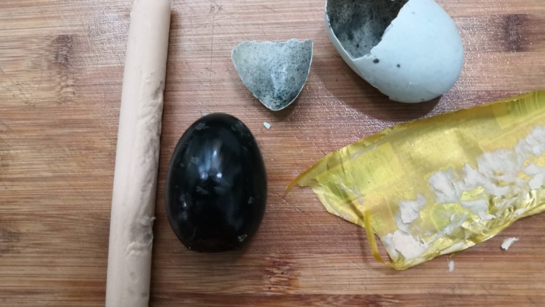 苋菜豆腐汤,皮蛋,去壳;香肠,去掉,外包装