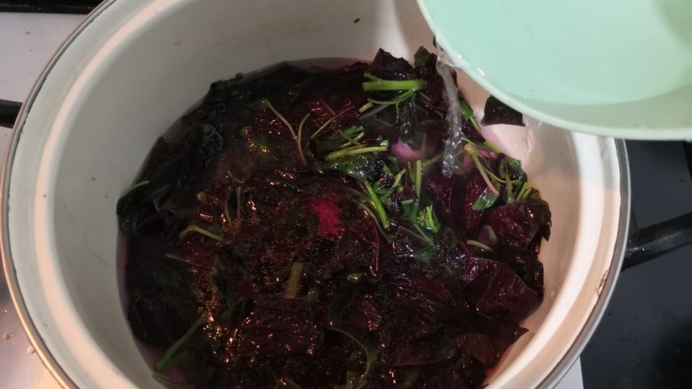 苋菜豆腐汤,苋菜,翻炒回软,加入水