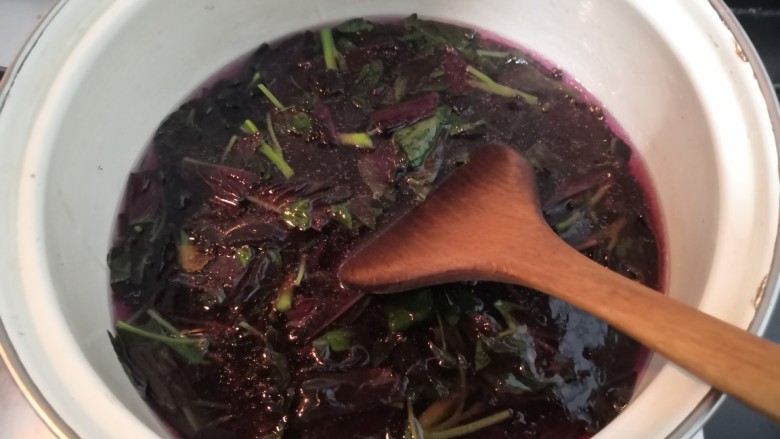 苋菜豆腐汤,用铲子,搅拌均匀,大火烧煮