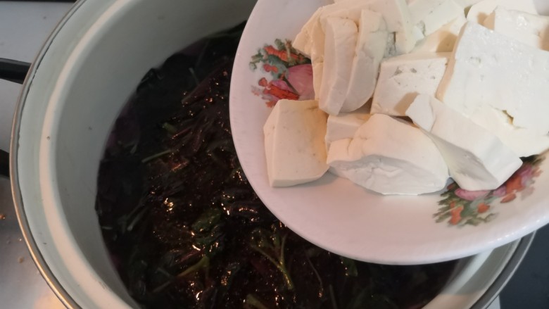 苋菜豆腐汤,煮开后,倒入豆腐