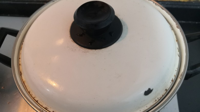 苋菜豆腐汤,大火烧煮开后,继续盖上锅盖,烧煮3分钟