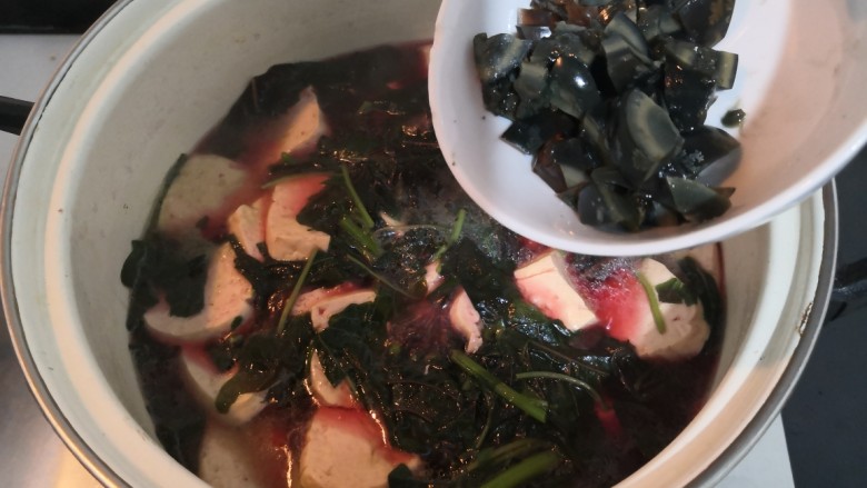 苋菜豆腐汤,时间到,加入皮蛋