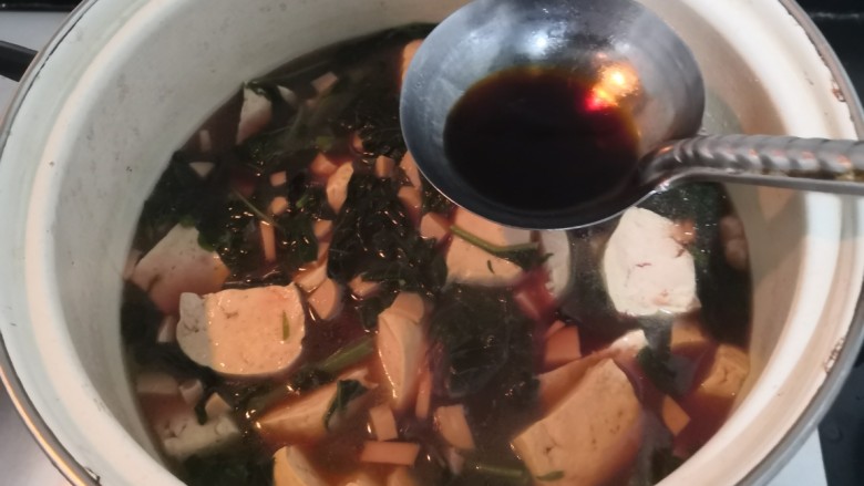 苋菜豆腐汤,再次煮开,1分钟后,加入<a style='color:red;display:inline-block;' href='/shicai/ 788'>生抽</a>