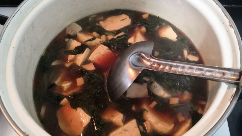 苋菜豆腐汤,搅拌一下,即可关火