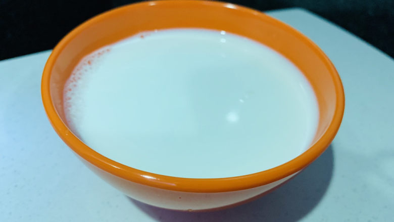 姜撞奶,先倒170克碗里,等下拿去煮沸用