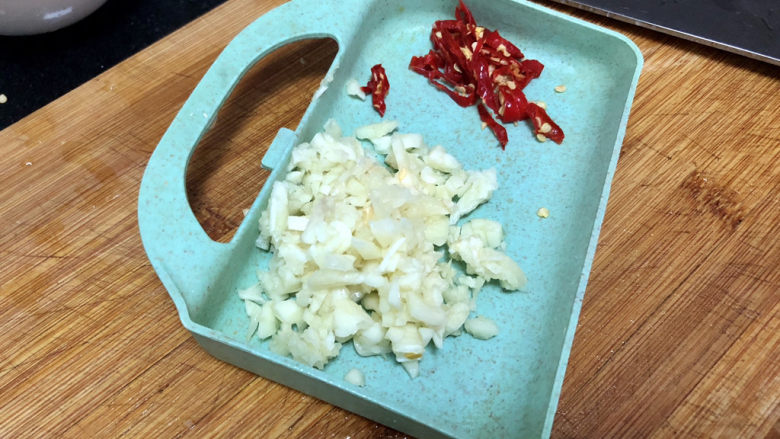 清炒鸡毛菜➕嫩绿长溪柳絮风,蒜切蒜蓉,小米辣切圈