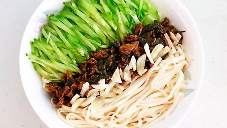 老北京炸酱面,加入瓜丝,蒜丝和鸡蛋酱即可,老北京炸酱面做好了,手擀面口感劲道,炸酱面风味独特~
