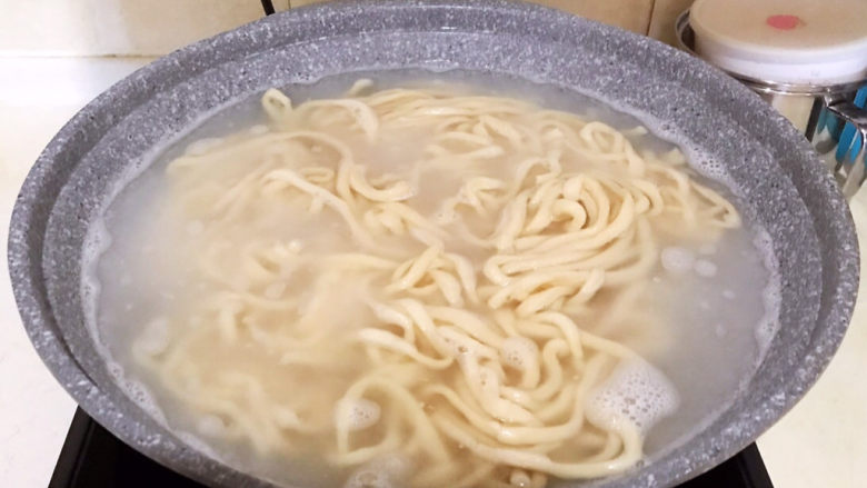 老北京炸酱面,锅里加入冷水,烧开后加入面条,煮五分钟
