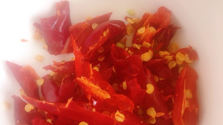 干煸豇豆,辣椒切段