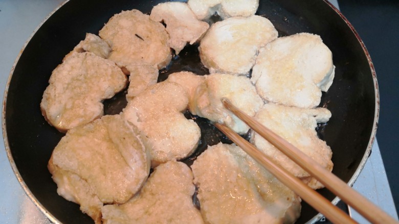 红烧素鸡,把素鸡两面,煎至金黄