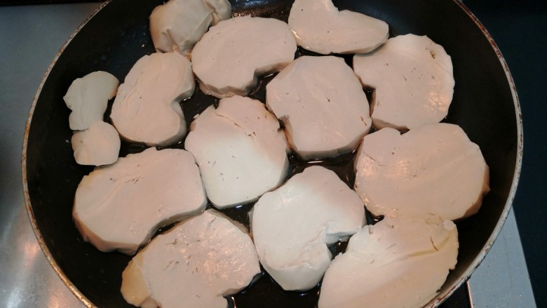 红烧素鸡,把素鸡,平铺入锅中,小火煎