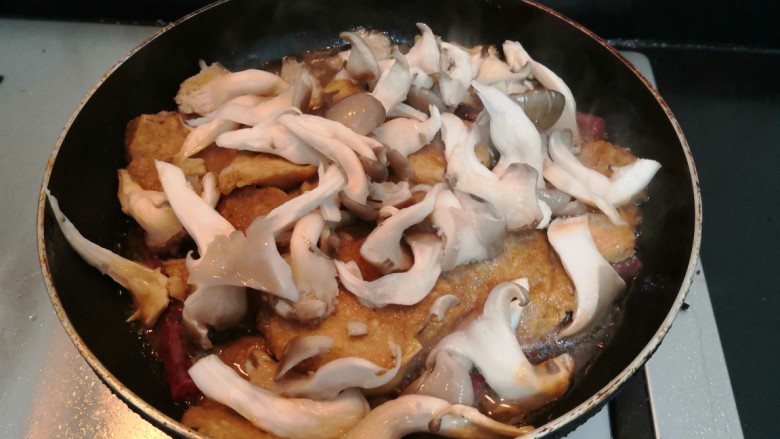 红烧素鸡,滚开后,放入菌菇