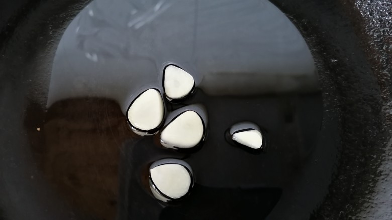 丝瓜炒鸡蛋,锅内放油烧热,放入蒜片煸炒香