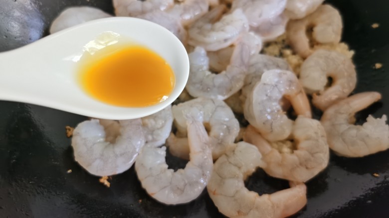 丝瓜炒虾仁, 放入虾仁,加入半勺鸡汁翻炒变色。