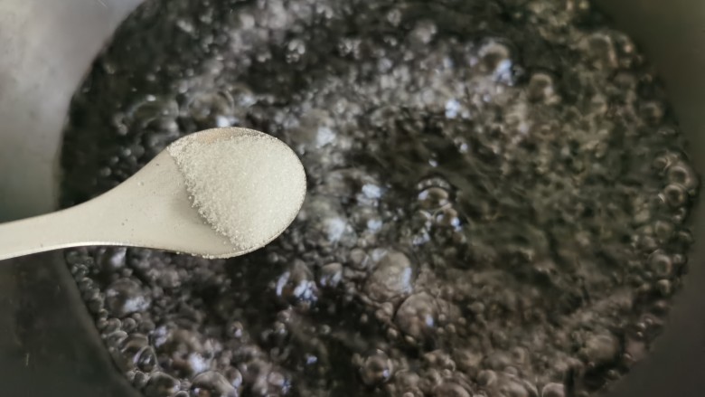 丝瓜炒虾仁,锅中放水烧开,加入半小勺食盐。