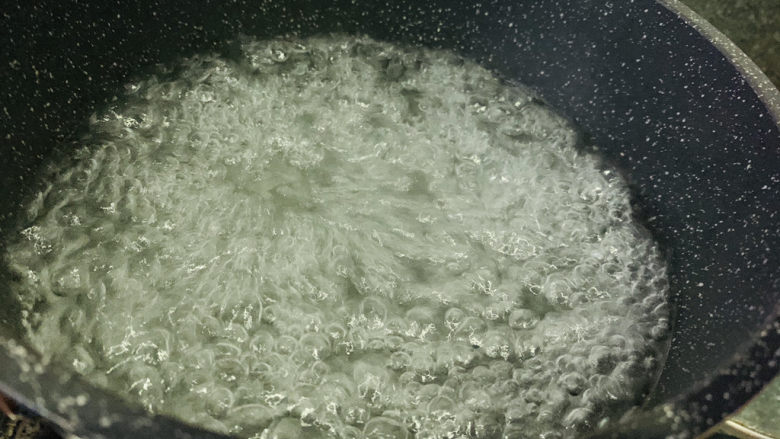干煸豇豆,锅里加水,加少许盐,加少许油,煮开