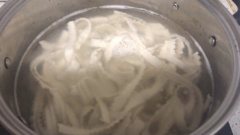 夏天里的彩色炸酱面,煮沸后再次加入半碗凉水,继续盖盖煮沸,之后转小火两分钟,就熟了。我煮的是宽的刀削面,细面条需要的时间更短一些。
煮好的面过凉水备用
