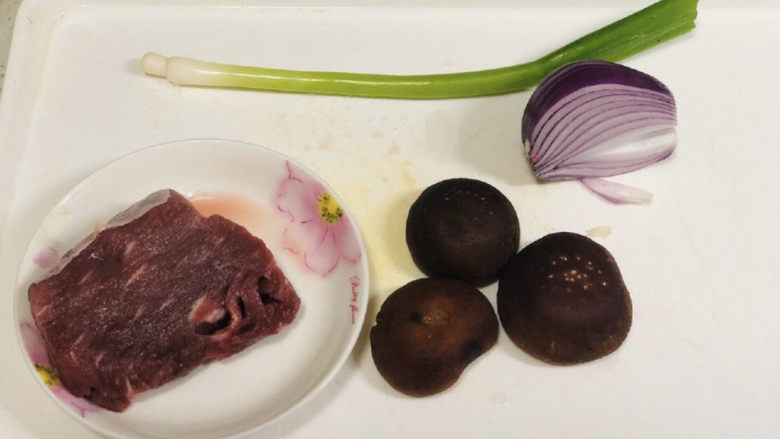 夏天里的彩色炸酱面,准备食材