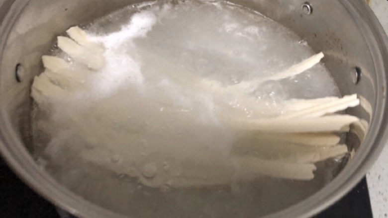 夏天里的彩色炸酱面,起锅煮面。水开后下入面,盖盖子煮沸