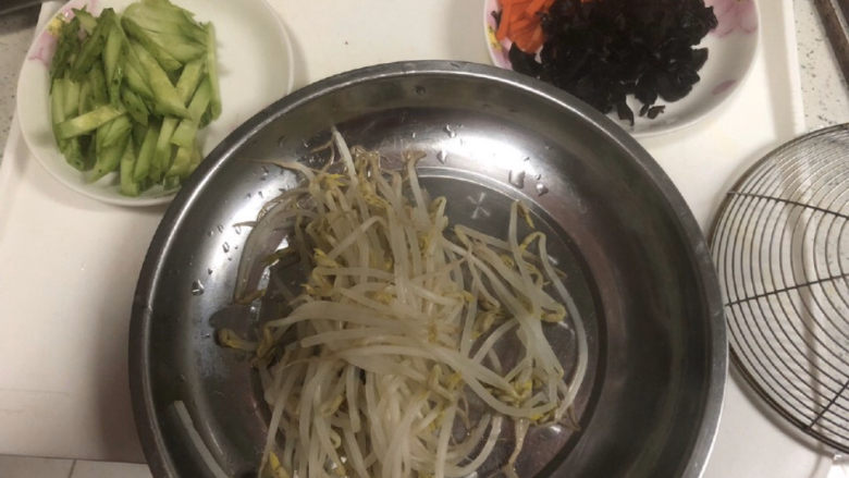 夏天里的彩色炸酱面,焯好水的菜备用