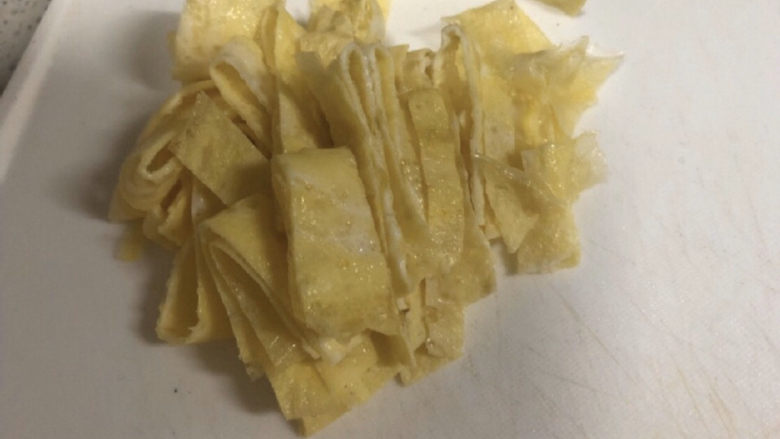夏天里的彩色炸酱面,蛋皮切细条备用