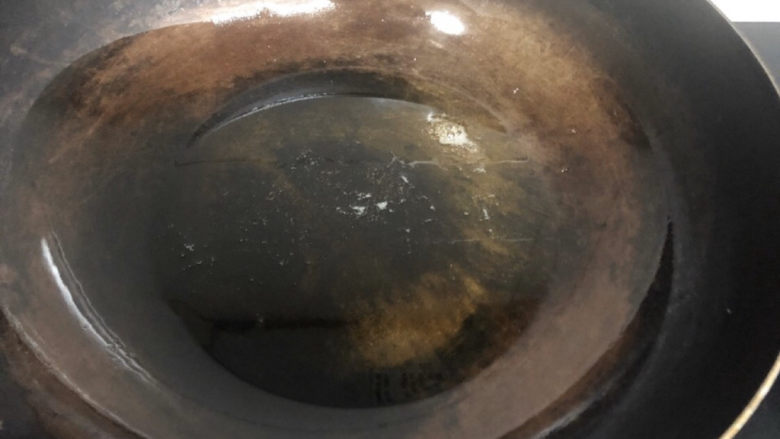 夏天里的彩色炸酱面,起锅热油,要多放油。