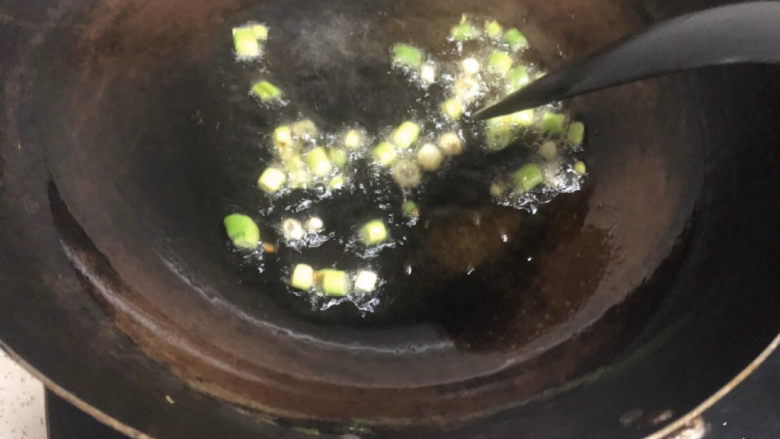 夏天里的彩色炸酱面,下葱花炒香。