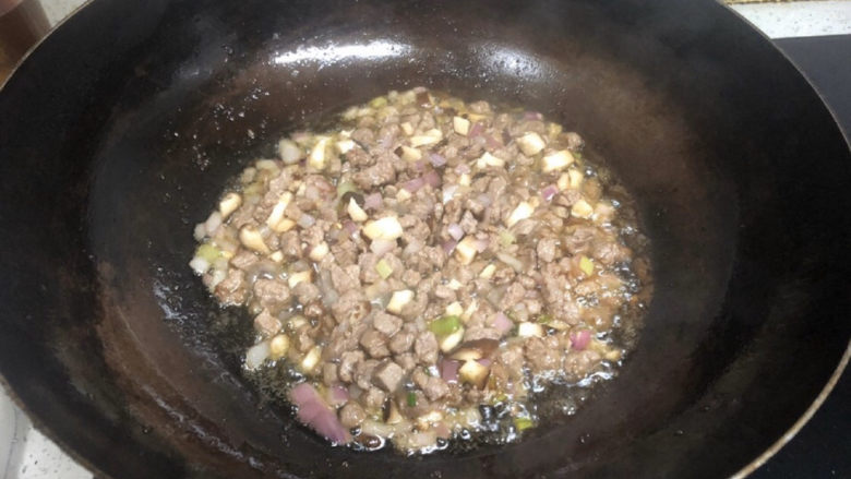 夏天里的彩色炸酱面,加入洋葱和香菇后,多炒一会儿。
