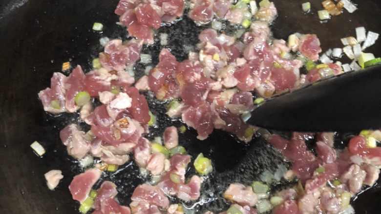 夏天里的彩色炸酱面,炒香后下肉粒,翻炒至变色,加入香菇和<a style='color:red;display:inline-block;' href='/shicai/ 29'>洋葱</a>粒。