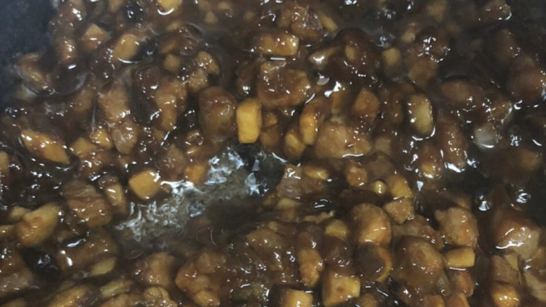 夏天里的彩色炸酱面,炸两分钟后,翻炒,把酱炒匀,让每一粒食材都沾上酱。转中火继续翻炒两分钟,出锅即可。要不停地翻,不然会糊锅。
因为有孩子,所以我放多牛肉和香菇洋葱,而酱放得少。其实这样子口感更好一点,可以吃到肉粒。
如果口味比较重的,可以增加酱的用量,或者加一些生抽和盐。