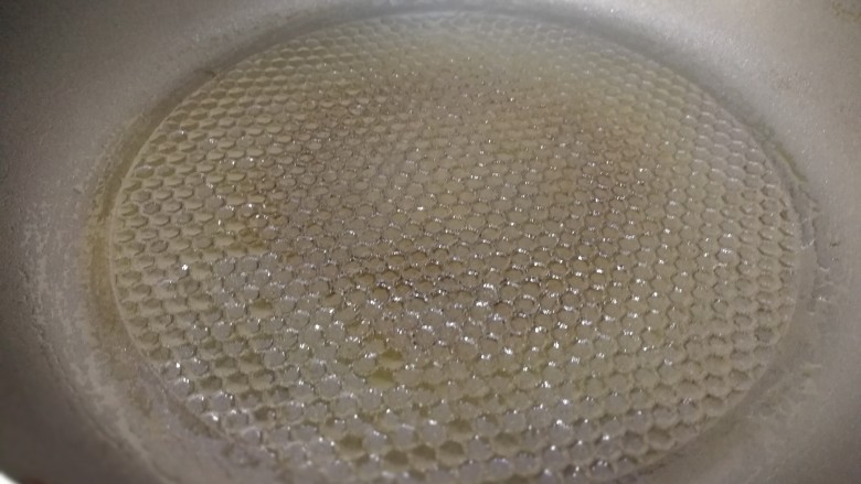家常鸡蛋饼,平底锅开小火,倒入少量的油。