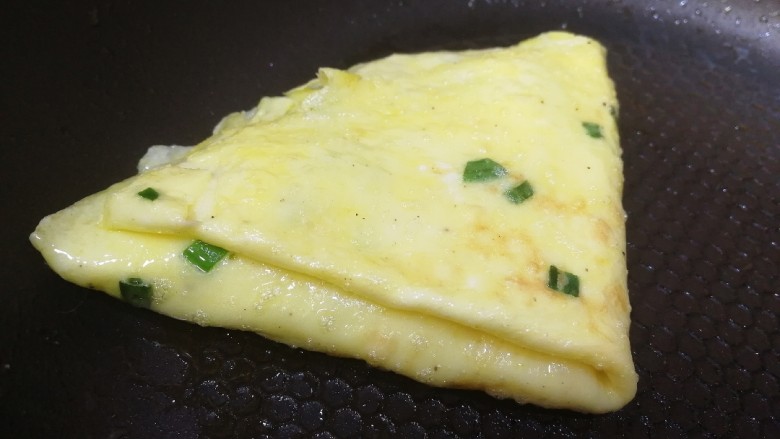 家常鸡蛋饼,再折叠,就出锅了。