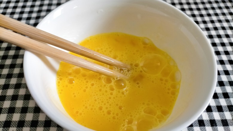丝瓜炒鸡蛋,处理食材
鸡蛋发散,搅拌至冒泡