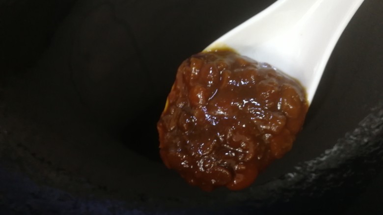 家常烧豆腐,捞出大料,放入一勺<a style='color:red;display:inline-block;' href='/shicai/ 705'>豆瓣酱</a>。