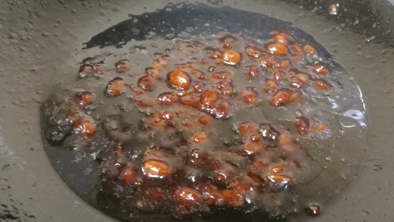 家常烧豆腐,开最小火,炸出香味。