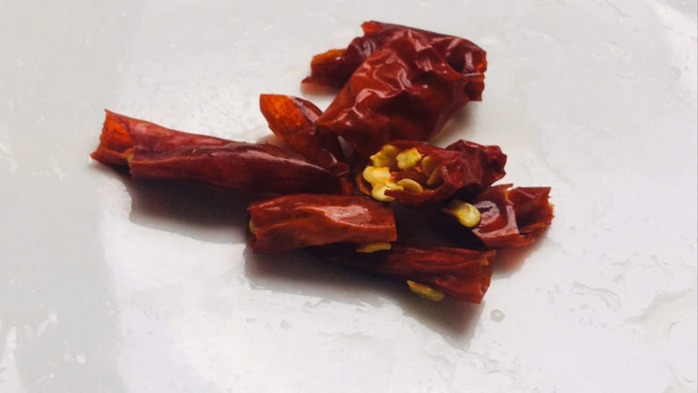 干煸豇豆,干辣椒切碎,喜欢吃辣点的可多放两个~