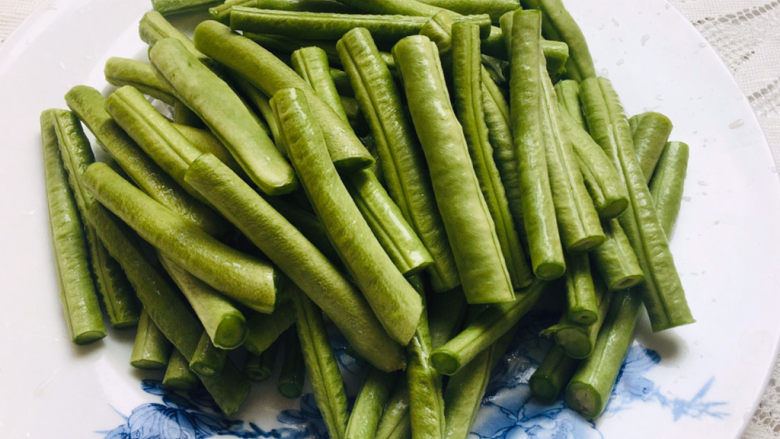 干煸豇豆,装盘备用~