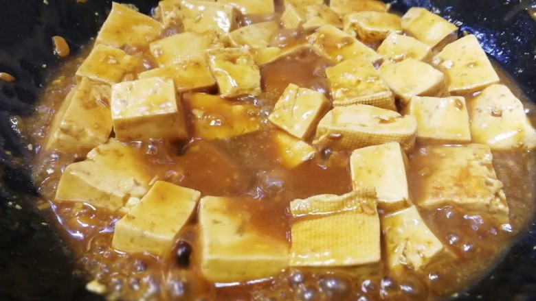 家常烧豆腐,大火烧开,至汤汁粘稠,铲子轻轻翻动,不要让都豆腐粘锅。