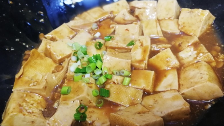 家常烧豆腐,洒上葱花,即可出锅。