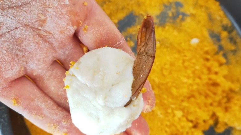 黄金土豆虾球,用土豆泥包入虾仁,虾尾部分漏外面