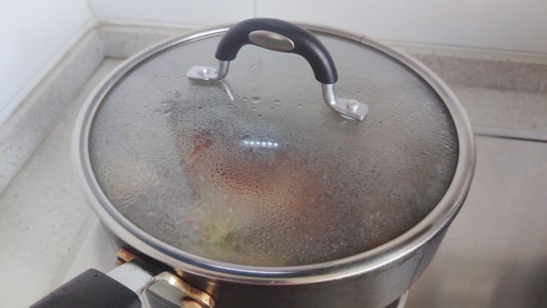 豆腐鱼头汤,盖上锅盖,转中小火焖煮15-20分钟