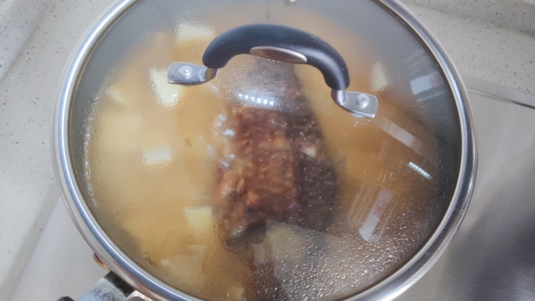 豆腐鱼头汤,盖上锅盖,继续焖煮10-15分钟
