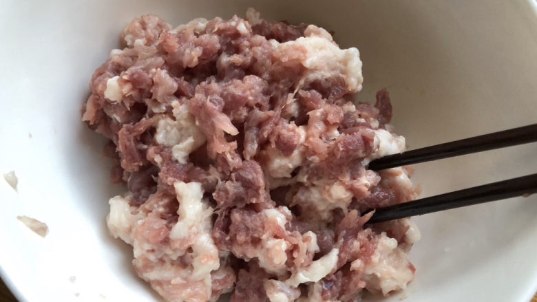 千张包肉,剁成肉糜,绞肉机绞也可以