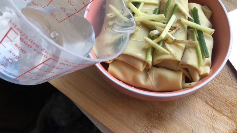 千张包肉,放少许清水,有鸡汤淋上去更好