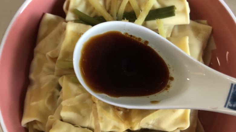 千张包肉,出炉淋上少许<a style='color:red;display:inline-block;' href='/shicai/ 788'>生抽</a>!